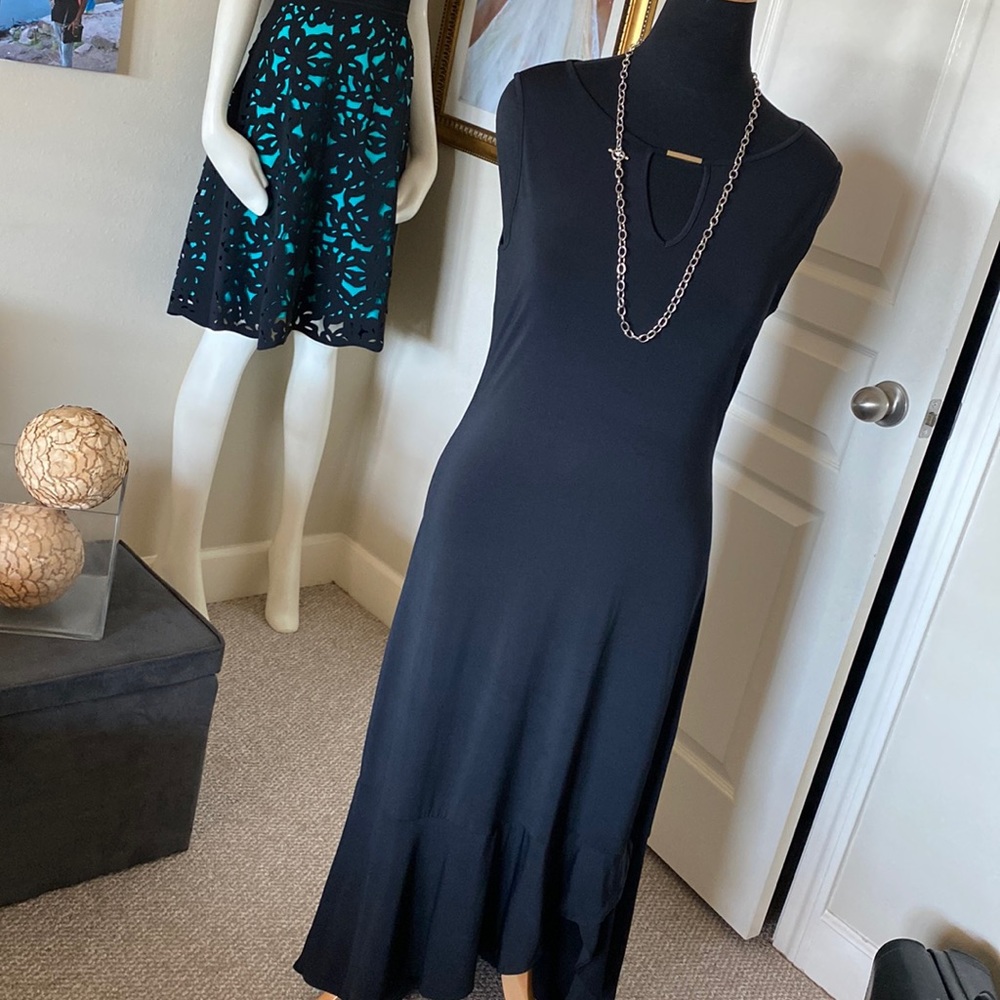 Excellent presentation in a gorgeous black dress by Thalia Sodi 🥰